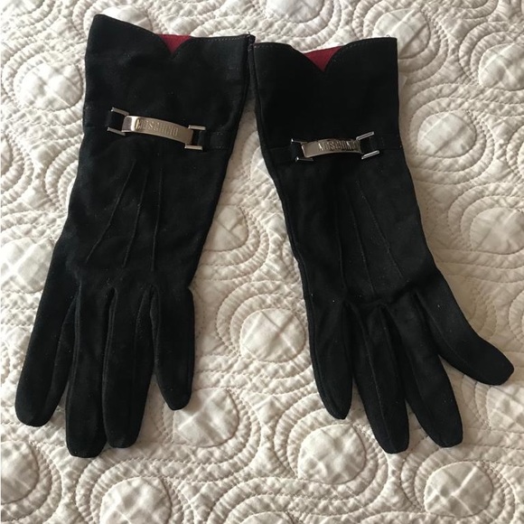 Moschino black suedegloves with silver accents in size 6.5. New with tags.